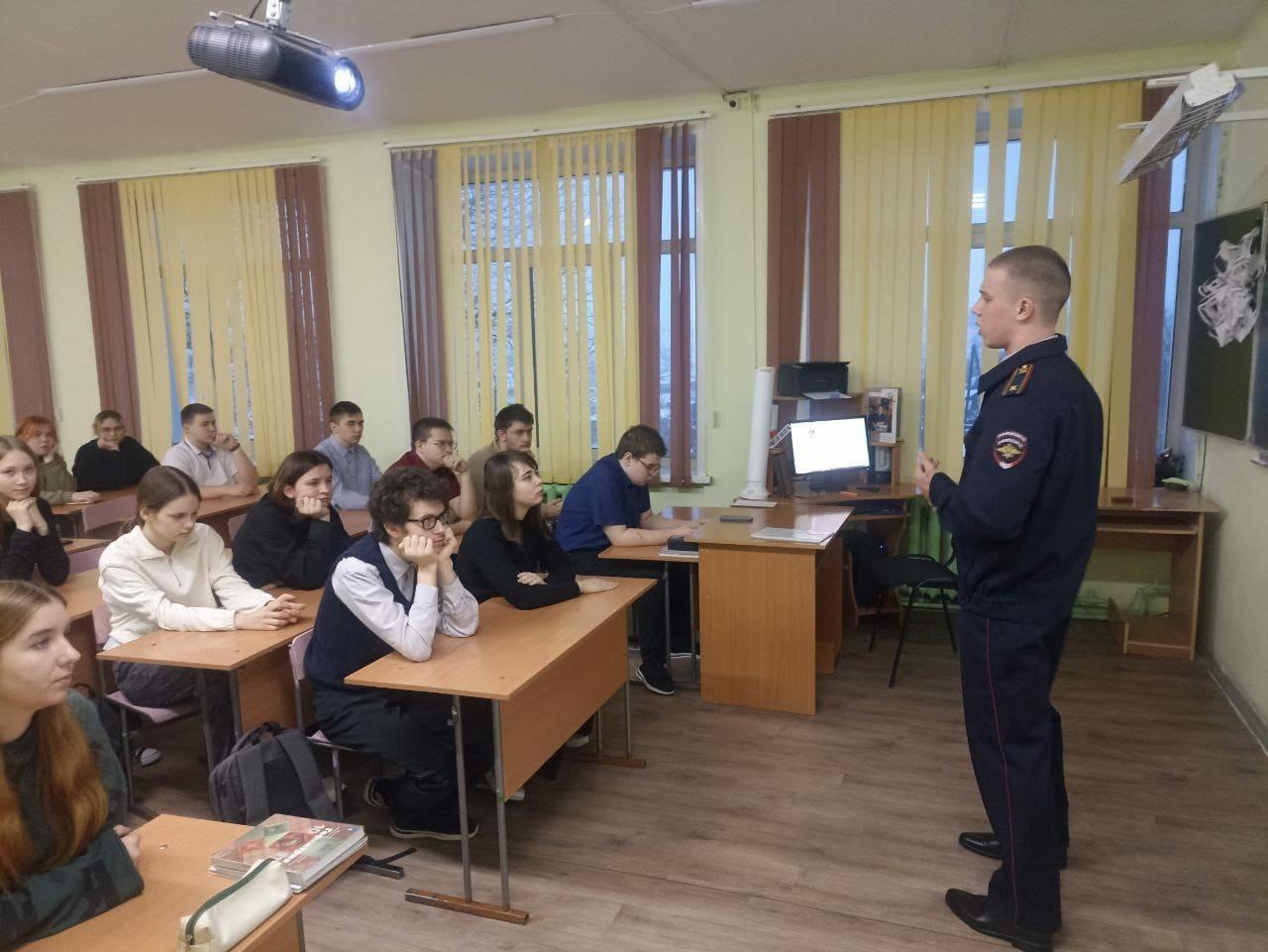 Выпускник школы провел презентацию БЮИ.