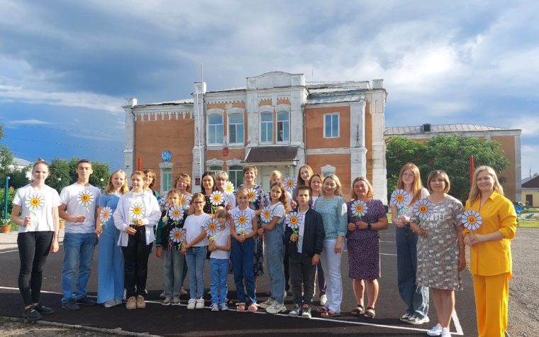 Поздравляем всех Родных-Любимых с самым тёплым летним праздником - Днём семьи, любви и верности .