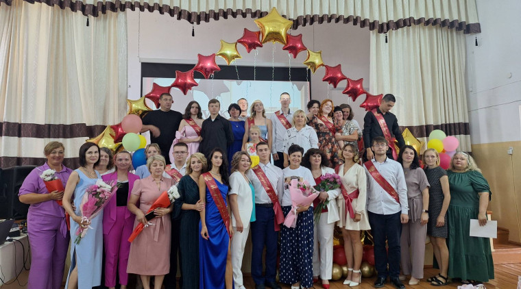 Выпускной из 11 класса в школе.